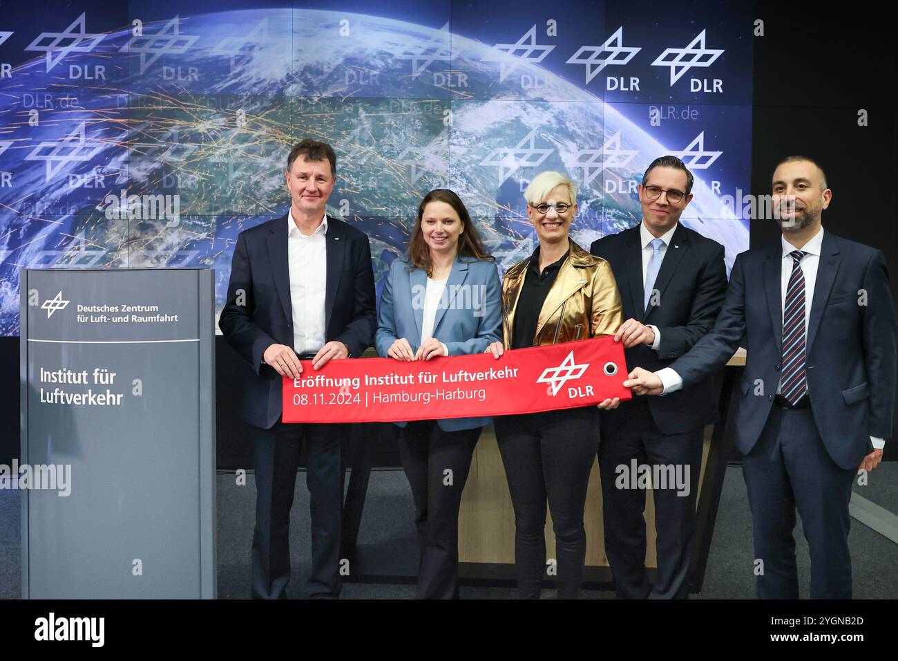 Hambourg, Allemagne. 08 novembre 2024. Markus Fischer (de gauche à droite), Melanie Leonhard (SPD), sénatrice des Affaires économiques de Hambourg, Anke Kaysser-Pyzalla, présidente du comité exécutif du DLR, Florian Linke et René Reinhardt ouvrent symboliquement l'Institut DLR du transport aérien à Hambourg Harburg. Le nouvel institut du Centre aérospatial allemand (DLR) mène des recherches sur le développement du transport aérien dans une perspective écologique, économique, technologique et sociale. Crédit : Ulrich Perrey/dpa/Alamy Live News Banque D'Images