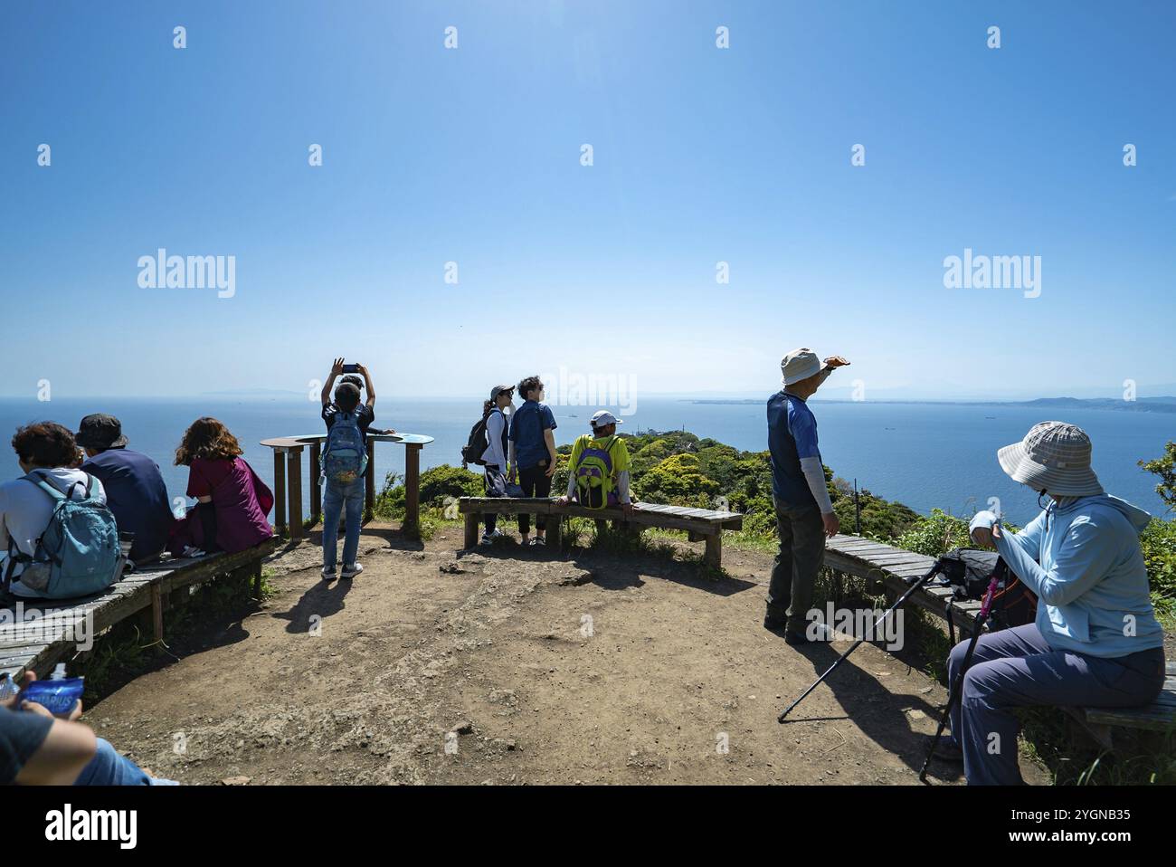 Un groupe de personnes se tient sur une plate-forme d'observation sur le mont Nokogiri à Chiba et regarde la mer vers Tokyo Banque D'Images