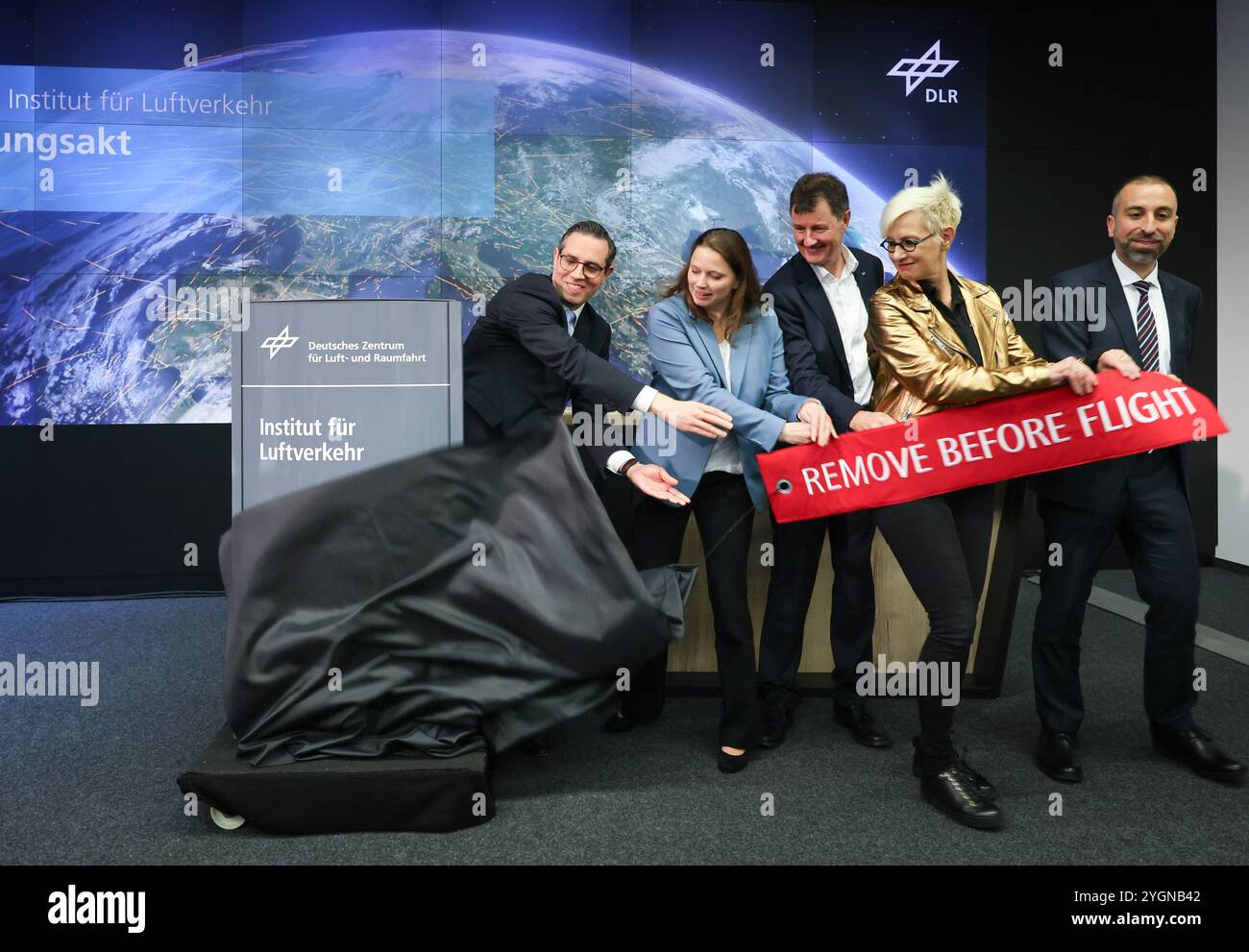 Hambourg, Allemagne. 08 novembre 2024. Florian Linke (de gauche à droite), Melanie Leonhard (SPD), le sénateur de Hambourg pour les affaires économiques, Markus Fischer, Anke Kaysser-Pyzalla, présidente du conseil exécutif du DLR, et René Reinhardt ouvrent symboliquement l'Institut DLR du transport aérien à Hambourg Harburg. Le nouvel institut du Centre aérospatial allemand (DLR) mène des recherches sur le développement du transport aérien dans une perspective écologique, économique, technologique et sociale. Crédit : Ulrich Perrey/dpa/Alamy Live News Banque D'Images