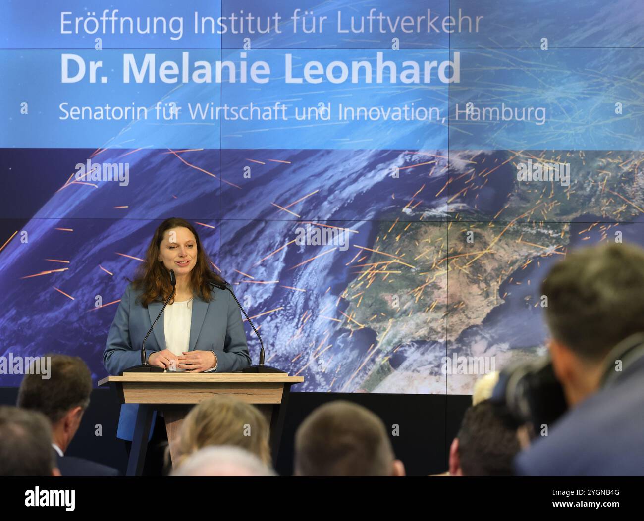 Hambourg, Allemagne. 08 novembre 2024. Melanie Leonhard (SPD), sénatrice des affaires économiques de Hambourg, intervient lors de l'ouverture de l'Institut DLR du transport aérien à Hambourg Harburg. Le nouvel institut du Centre aérospatial allemand (DLR) mène des recherches sur le développement du transport aérien dans une perspective écologique, économique, technologique et sociale. Crédit : Ulrich Perrey/dpa/Alamy Live News Banque D'Images