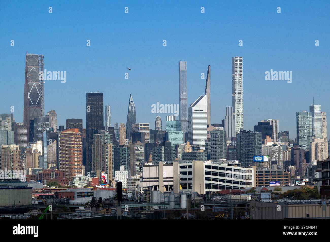 New York, États-Unis. 23 octobre 2024. L'horizon des bâtiments résidentiels et commerciaux du centre-ville de New York. Crédit : Soeren Stache/dpa/Alamy Live News Banque D'Images
