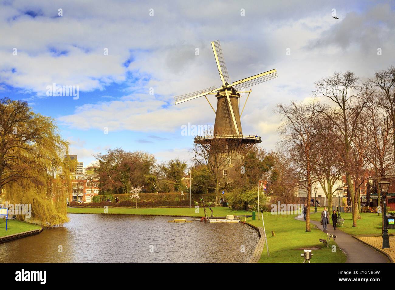 Leyde, pays-Bas, 7 avril 2016 : moulin à vent de Valk et canal, Hollande du Sud au printemps Banque D'Images