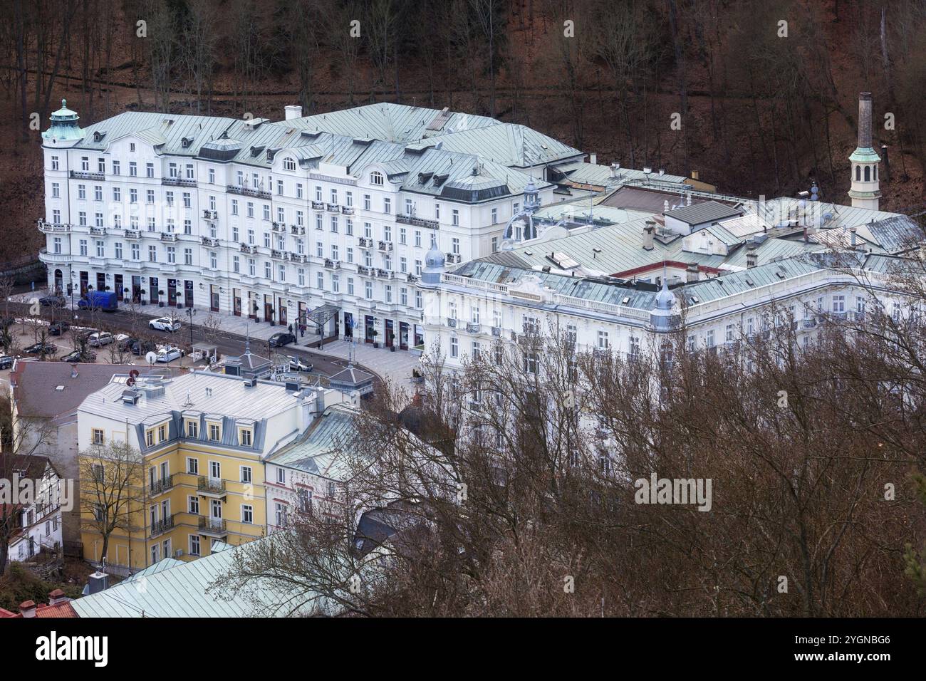 Karlovy Vary, République tchèque, 24 février 2017 : bâtiments traditionnels et hôtels de la célèbre station balnéaire, Europe Banque D'Images