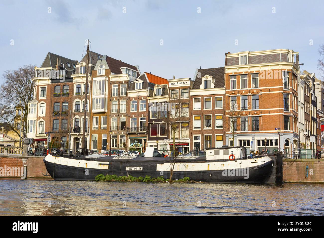Amsterdam, pays-Bas, 1er avril 2016 : bâtiments anciens traditionnels, canal et bateau à Amsterdam, pays-Bas Banque D'Images