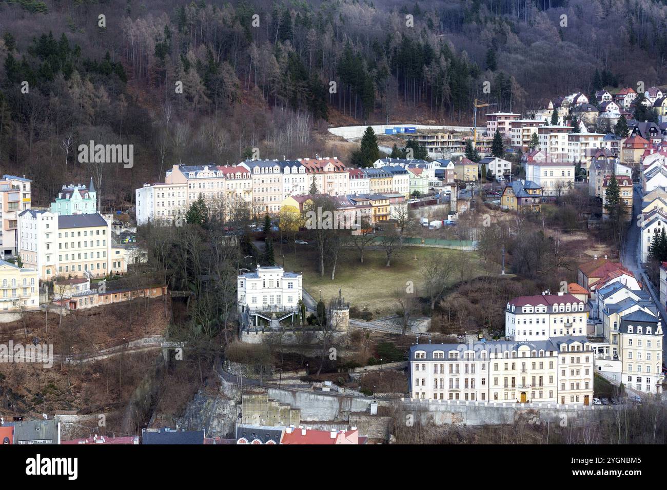 Karlovy Vary, République tchèque, 24 février 2017 : bâtiments traditionnels et hôtels de la célèbre station balnéaire, Europe Banque D'Images