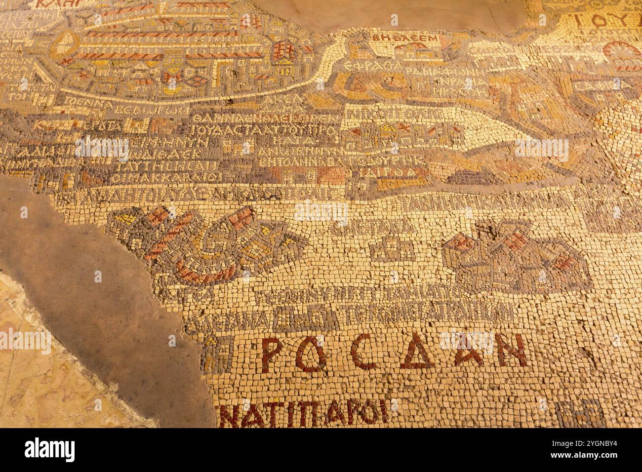 Madaba, Jordanie, 5 novembre 2022 : carte en mosaïque intérieure du vie siècle de la Terre Sainte sur le sol de la Basilique orthodoxe grecque de George, Asie Banque D'Images