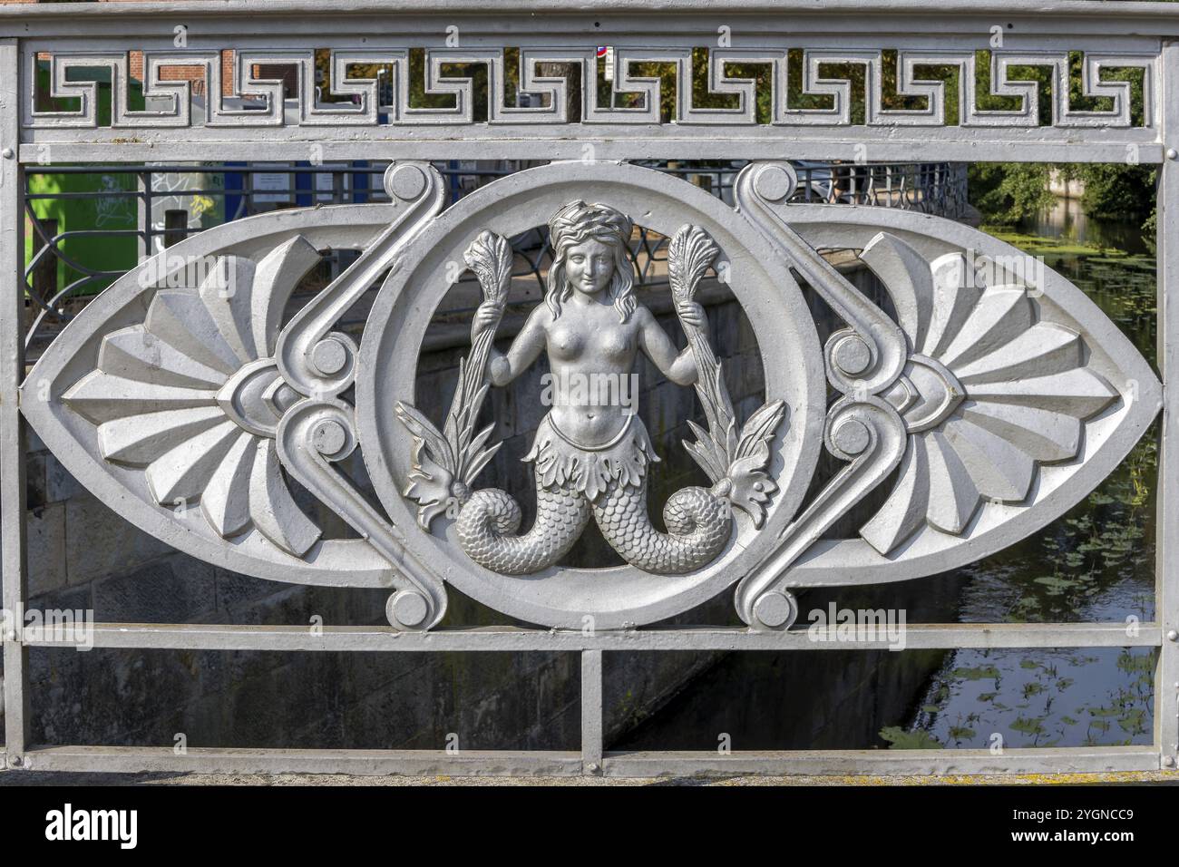 Détail des balustrades du pont Altenbrueckentor sur l'Ilmenau dans la vieille ville médiévale de Lueneburg, construit en 1876, ville hanséatique de Luenebu Banque D'Images