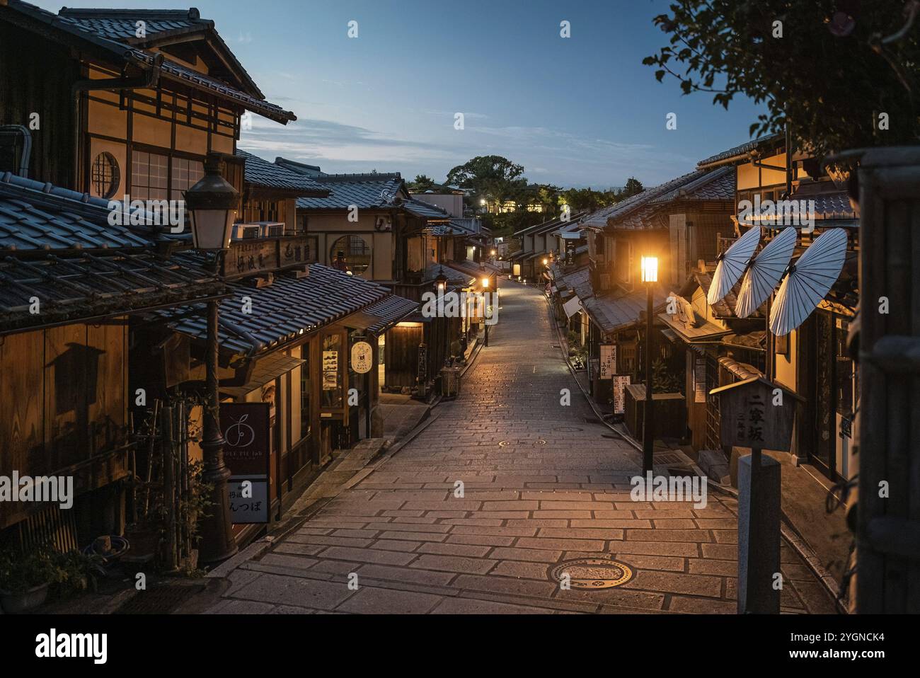 Ninenzaka à Gion dans la soirée - le chemin de pierre traditionnel dans le quartier Geisha de Kyoto est rarement aussi vide Banque D'Images