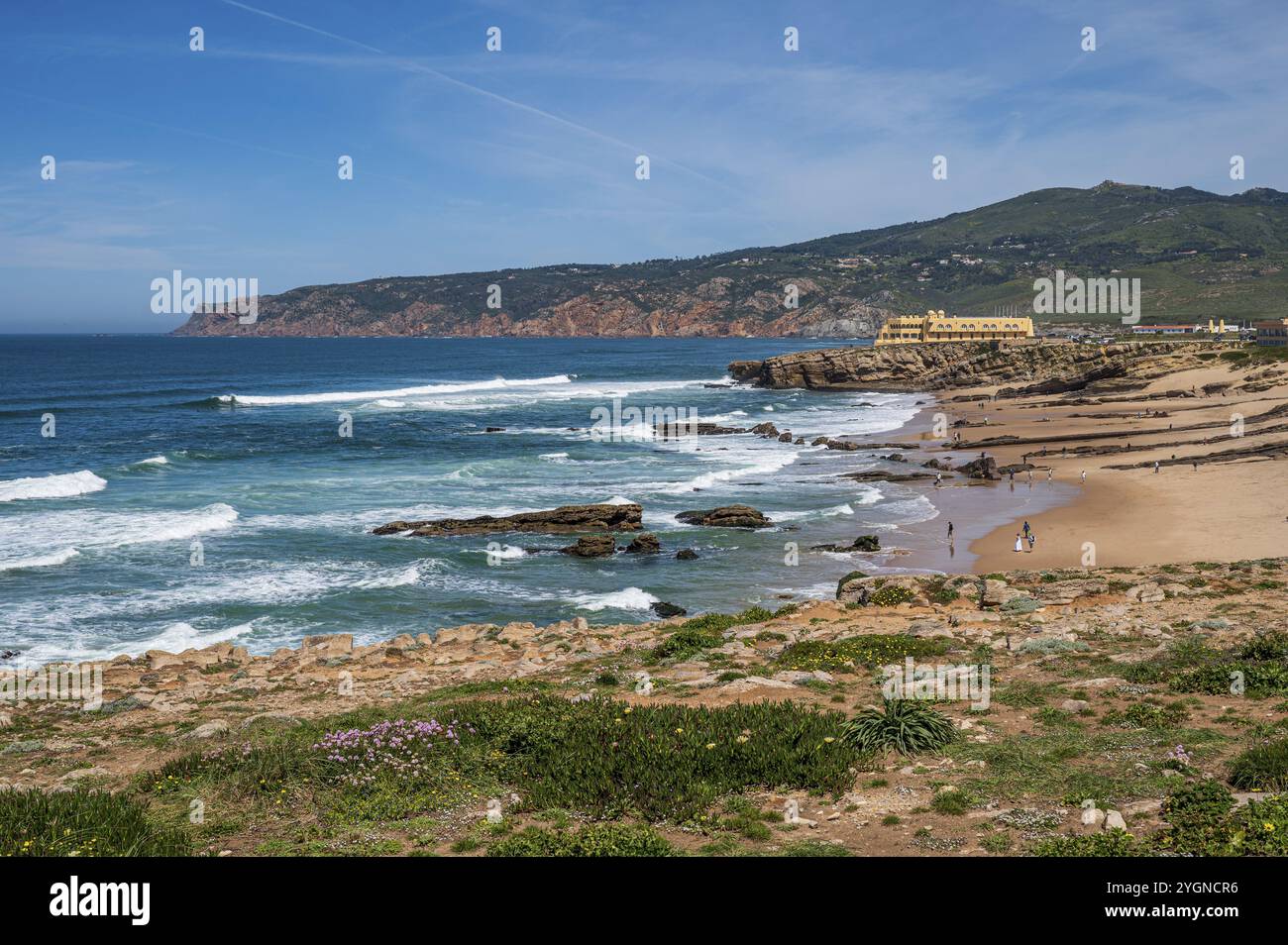 Large paysage côtier avec plage, rochers et mer sous un ciel clair, côte au Portugal Praia de Arriba Banque D'Images