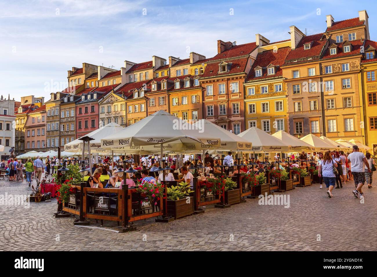 Varsovie, Pologne, 24 juin 2019 : maisons colorées et café, restaurant sur la place du marché dans la vieille ville de la capitale polonaise, vue sur le coucher du soleil, Europe Banque D'Images