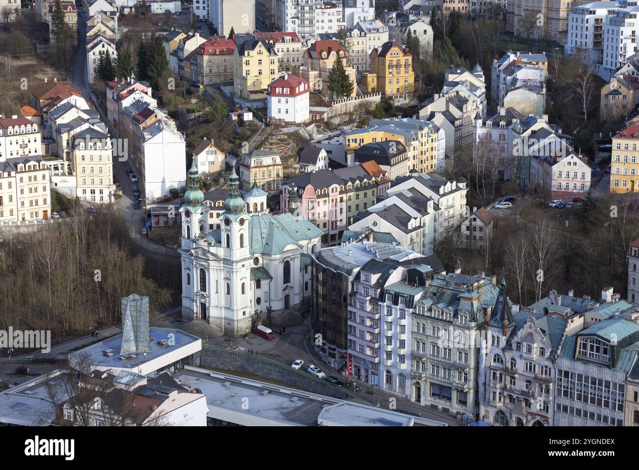 Karlovy Vary, République tchèque, 24 février 2017 : bâtiments traditionnels et hôtels de la célèbre station balnéaire, Europe Banque D'Images
