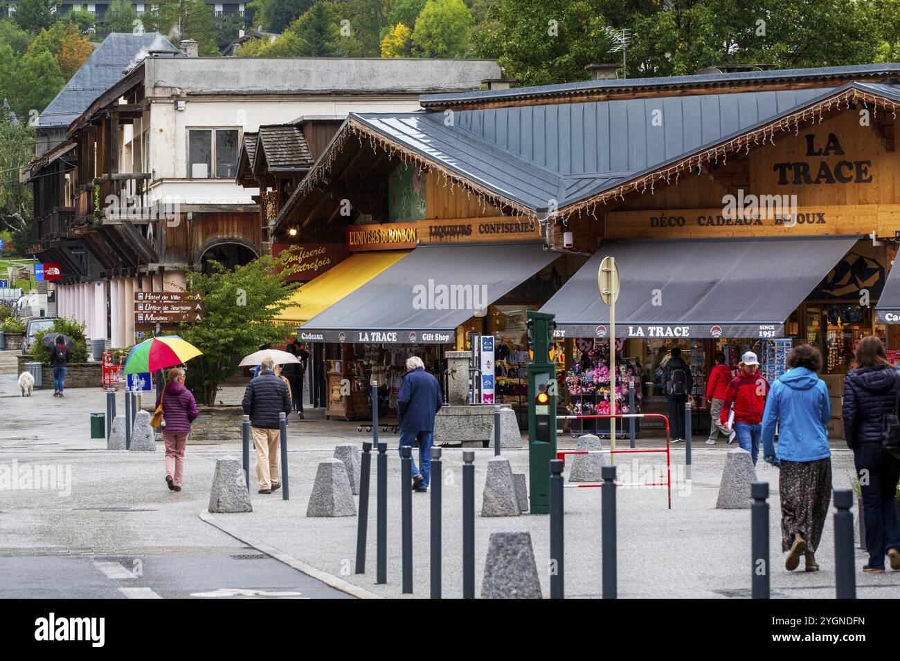 Chamonix Mont-Blanc, France, 4 octobre 2019 : vue sur la rue dans le centre de la célèbre station de ski des Alpes françaises, Europe Banque D'Images