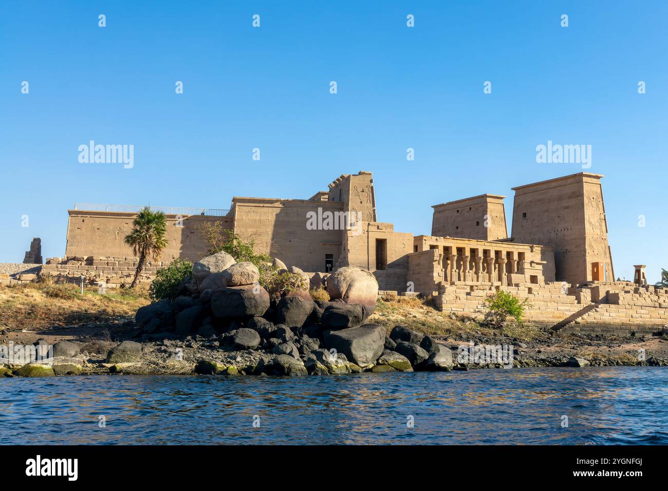 Vue de l'ancien temple de Philae depuis le fleuve du Nil à Assouan, Egypte Banque D'Images