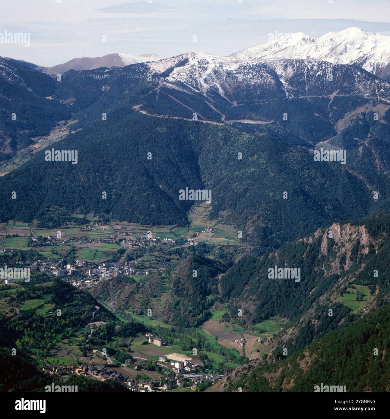 Blick auf das Dorf Segudet en Andorre, um 1985. Banque D'Images