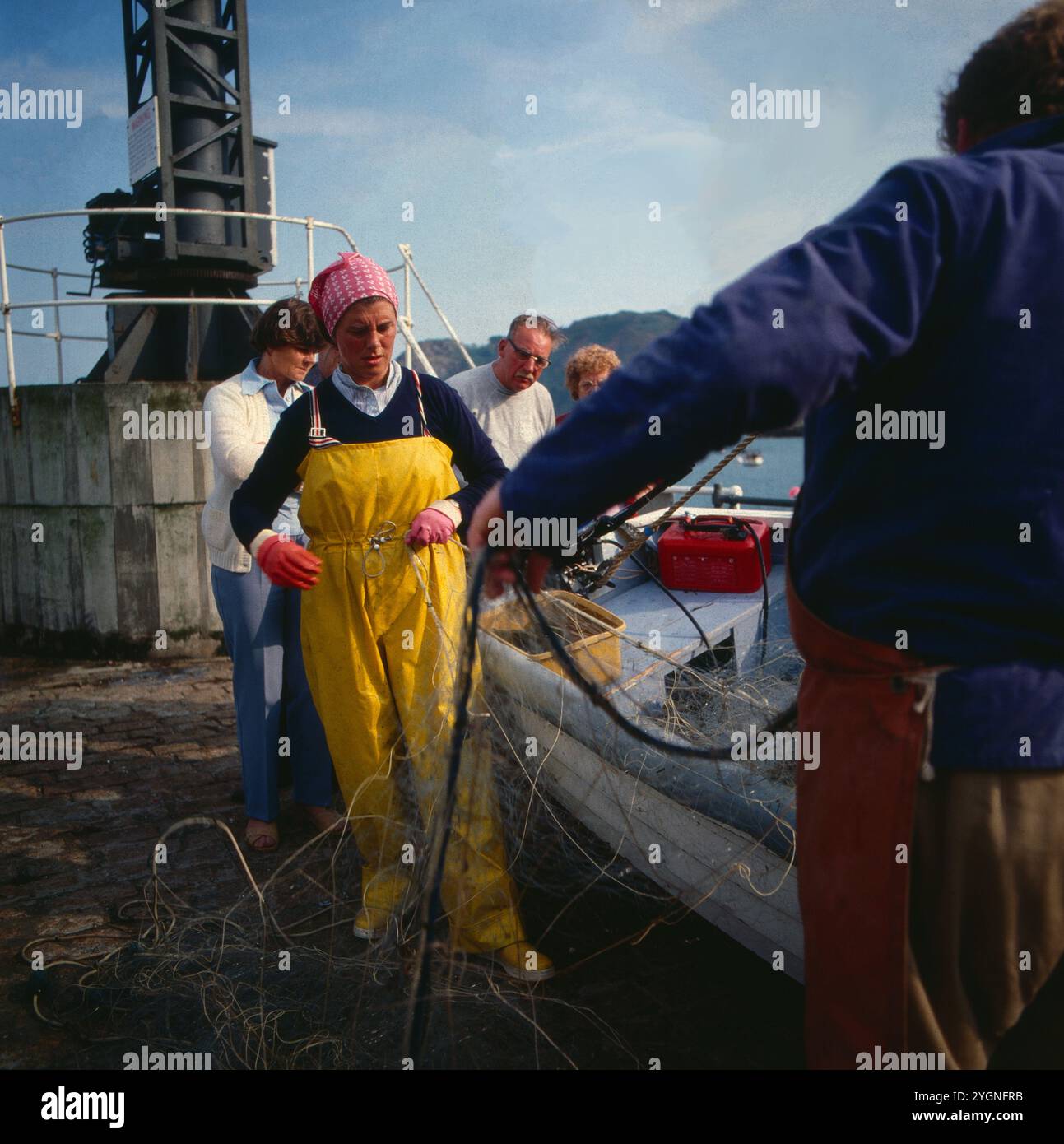 Harte Arbeit auf einem Fischerboot vor den Kanalinseln, um 1985. Banque D'Images