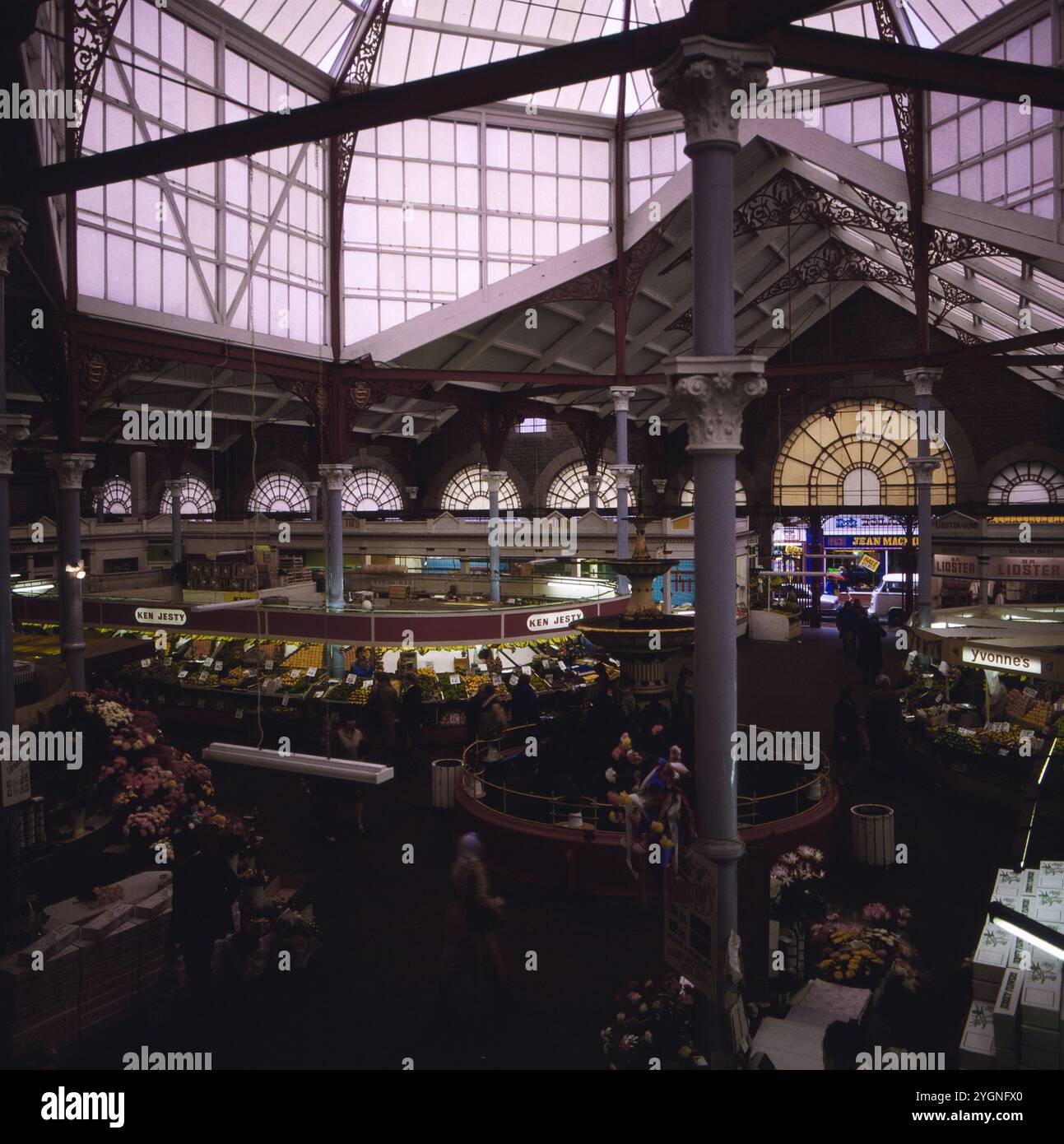 Blick auf das rege Treiben in einer Markthalle auf der Kanalinsel Jersey, um 1985. Banque D'Images