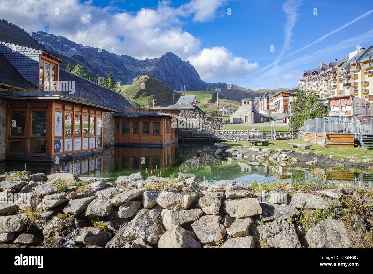 La Mongie, France - 2 novembre 2024 : le village de la Mongie, station de ski pyrénéenne française, près de Bagnères de Bigorre Banque D'Images
