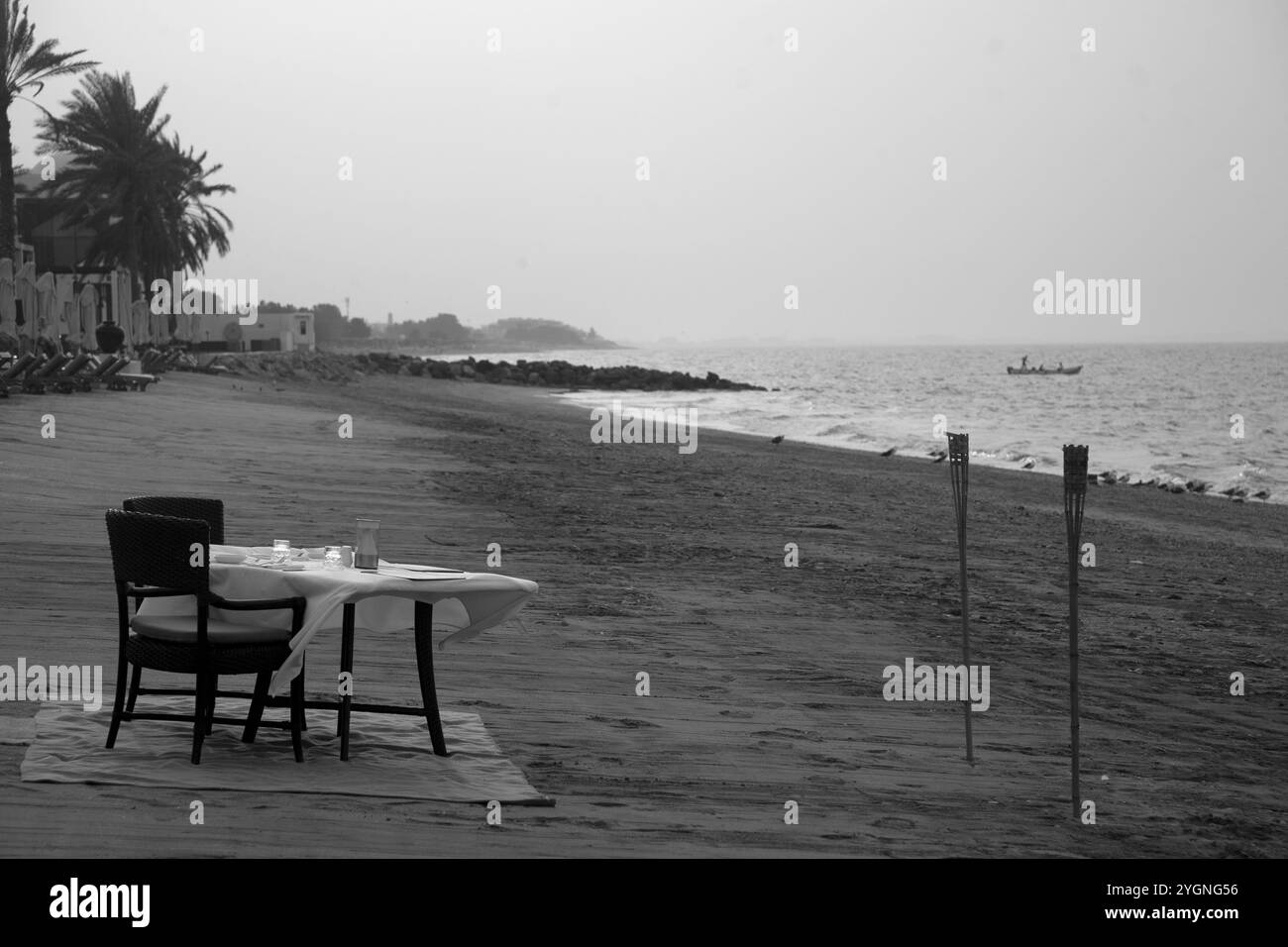 table et chaises sur la plage au crépuscule le chedi hôtel muscat oman moyen-orient Banque D'Images