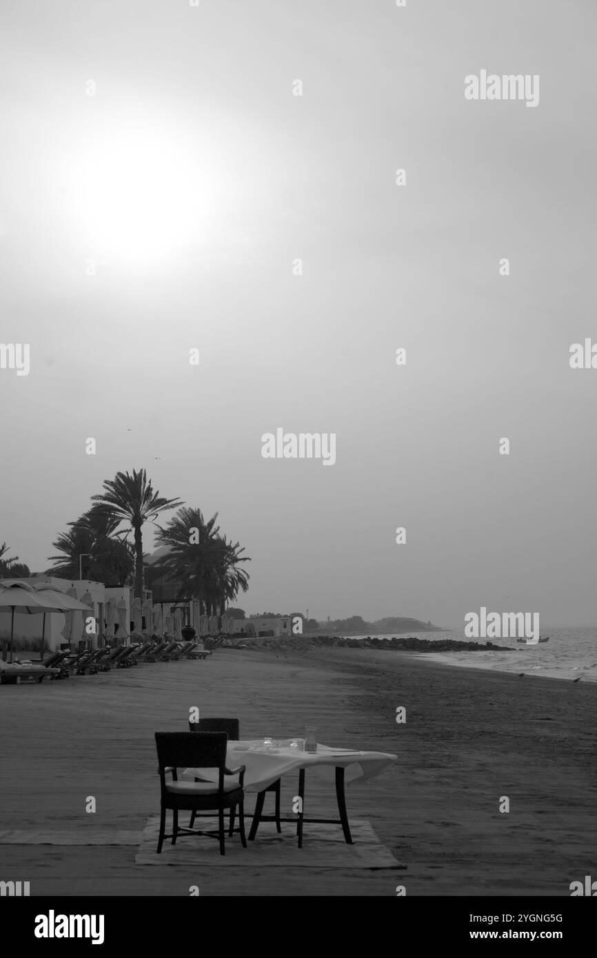 table et chaises sur la plage au crépuscule le chedi hôtel muscat oman moyen-orient Banque D'Images