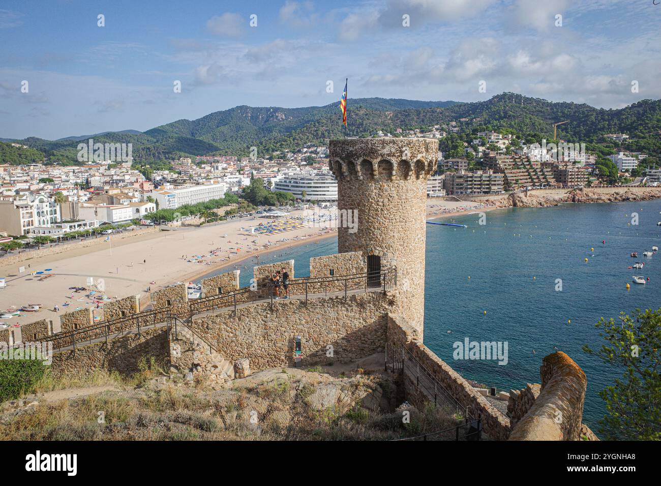 Tossa de Mar, Espagne - 1er septembre 2024 : vue sur le château et la plage de Tossa de Mar, Costa Brava, Catalogne Banque D'Images