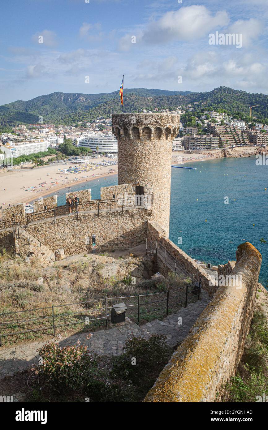 Tossa de Mar, Espagne - 1er septembre 2024 : vue sur le château et la plage de Tossa de Mar, Costa Brava, Catalogne Banque D'Images