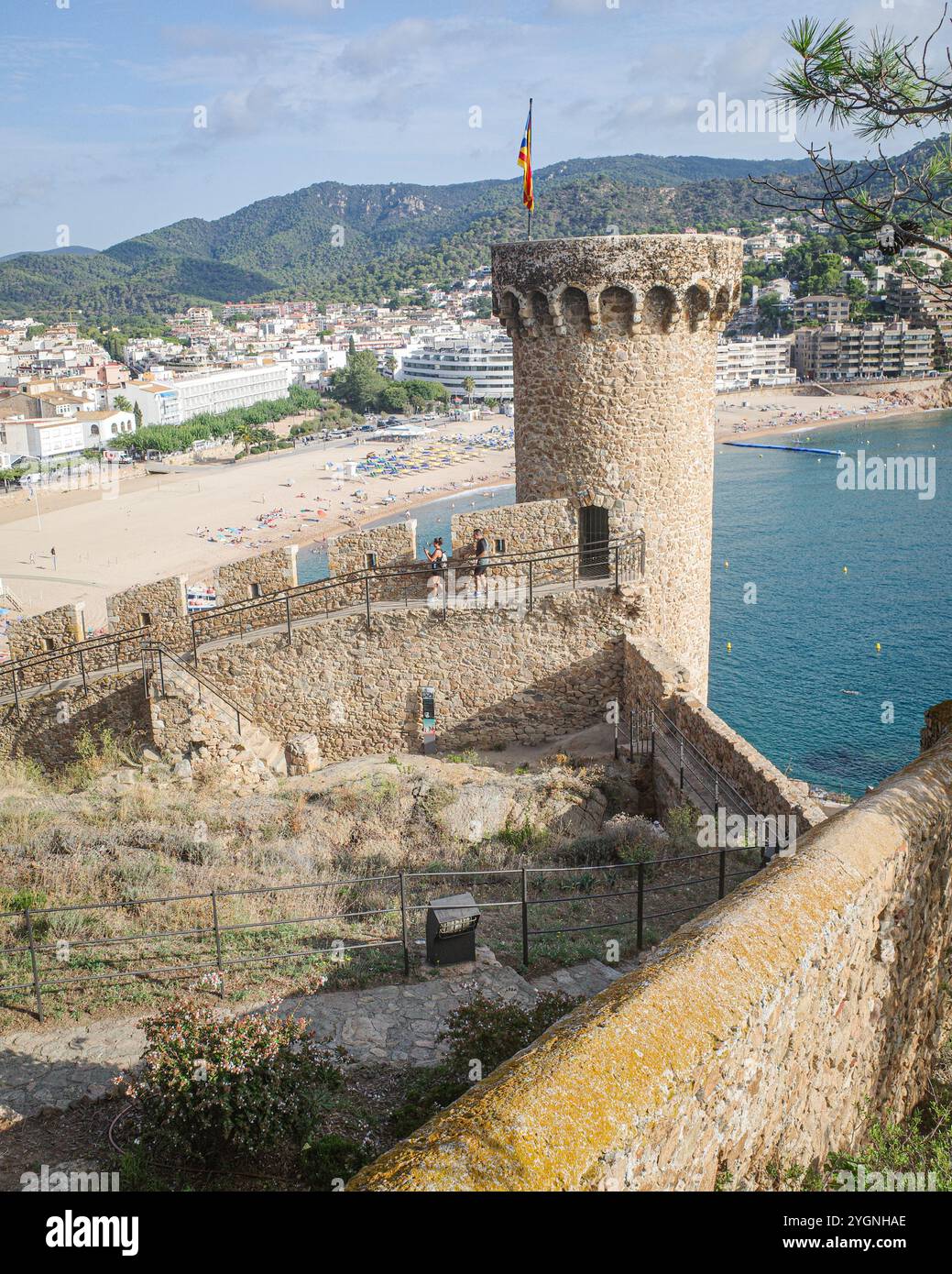 Tossa de Mar, Espagne - 1er septembre 2024 : vue sur le château et la plage de Tossa de Mar, Costa Brava, Catalogne Banque D'Images
