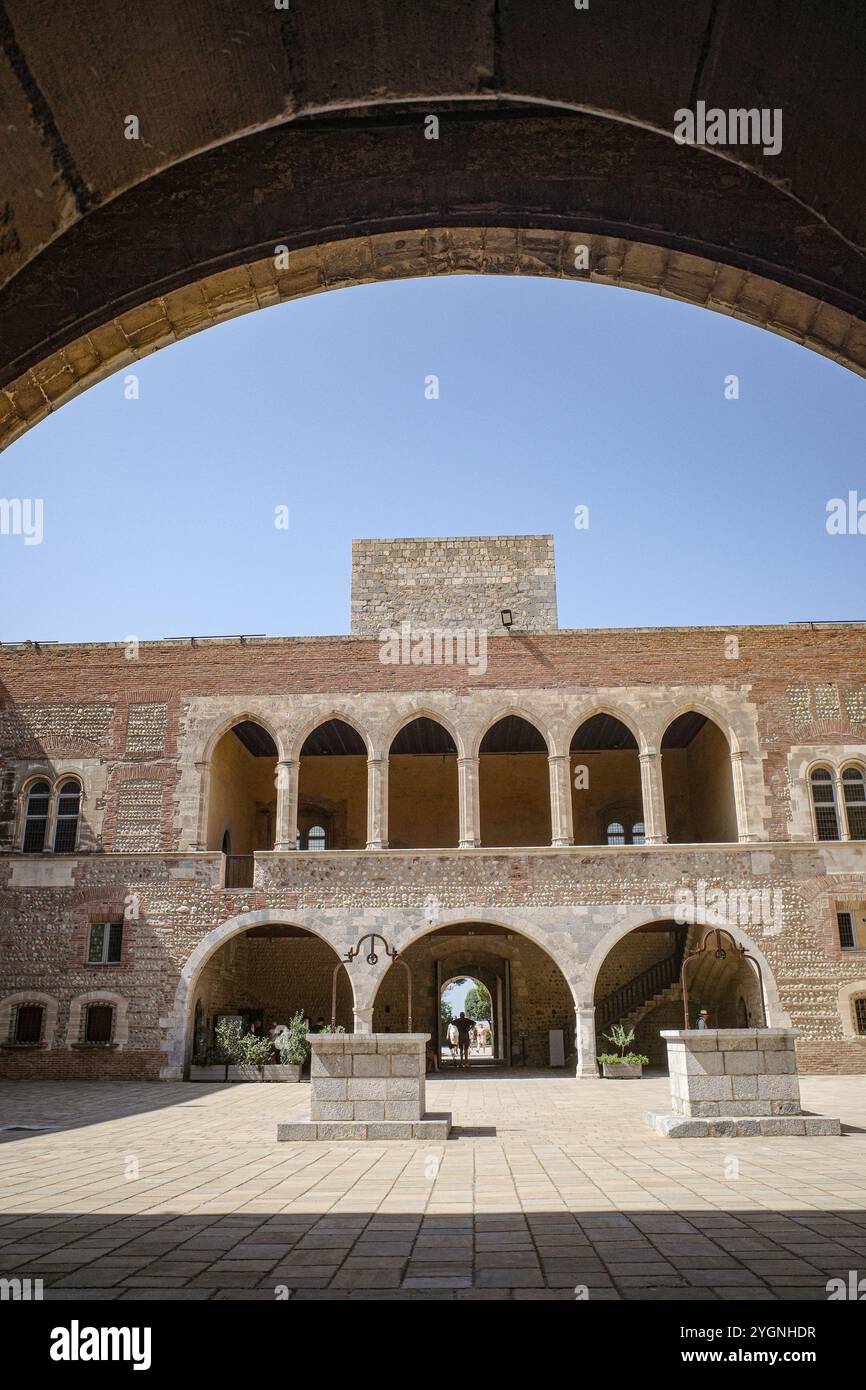 Perpignan, France - 24 août 2024 : Palais des Rois de Majorque, un site touristique à Perpignan, France Banque D'Images Perpignan, France - 24 août 2024 : Palais des Rois de Majorque, un site touristique à Perpignan, France Banque D'Images