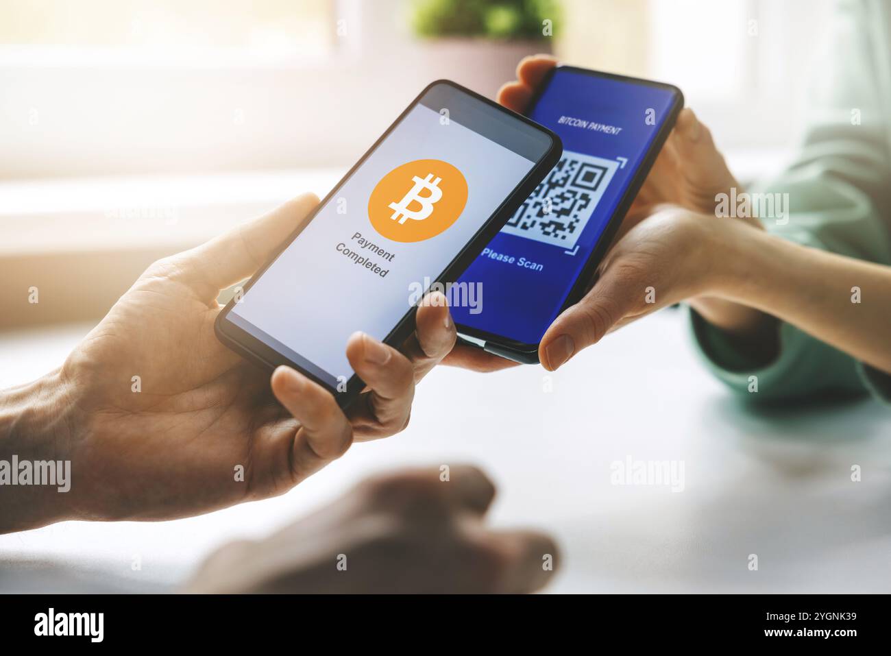 paiement bitcoin - personne utilisant un téléphone intelligent pour payer avec crypro Banque D'Images
