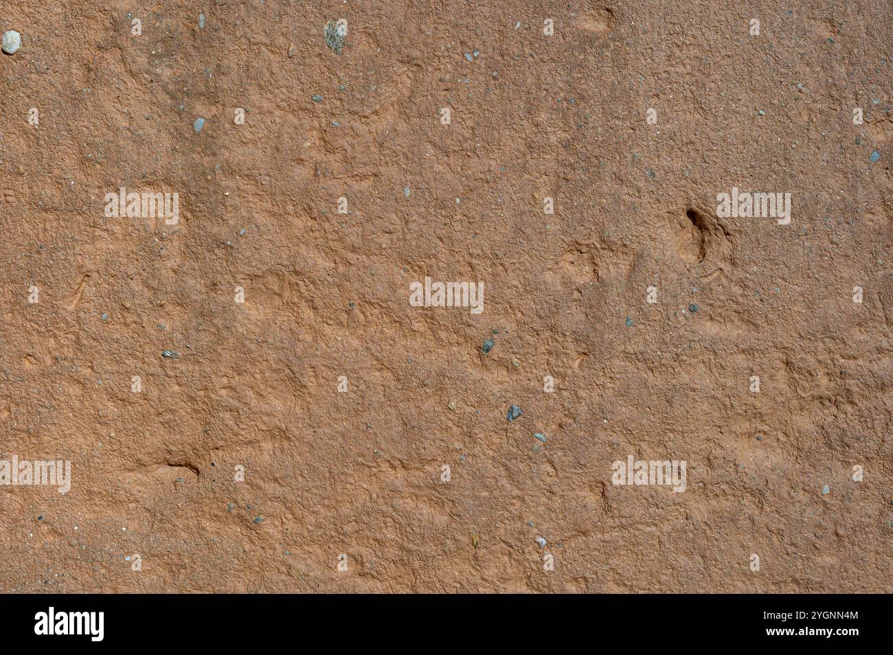 vieux mur de briques enduit de sable argileux et de chaux, lavé par la pluie Banque D'Images