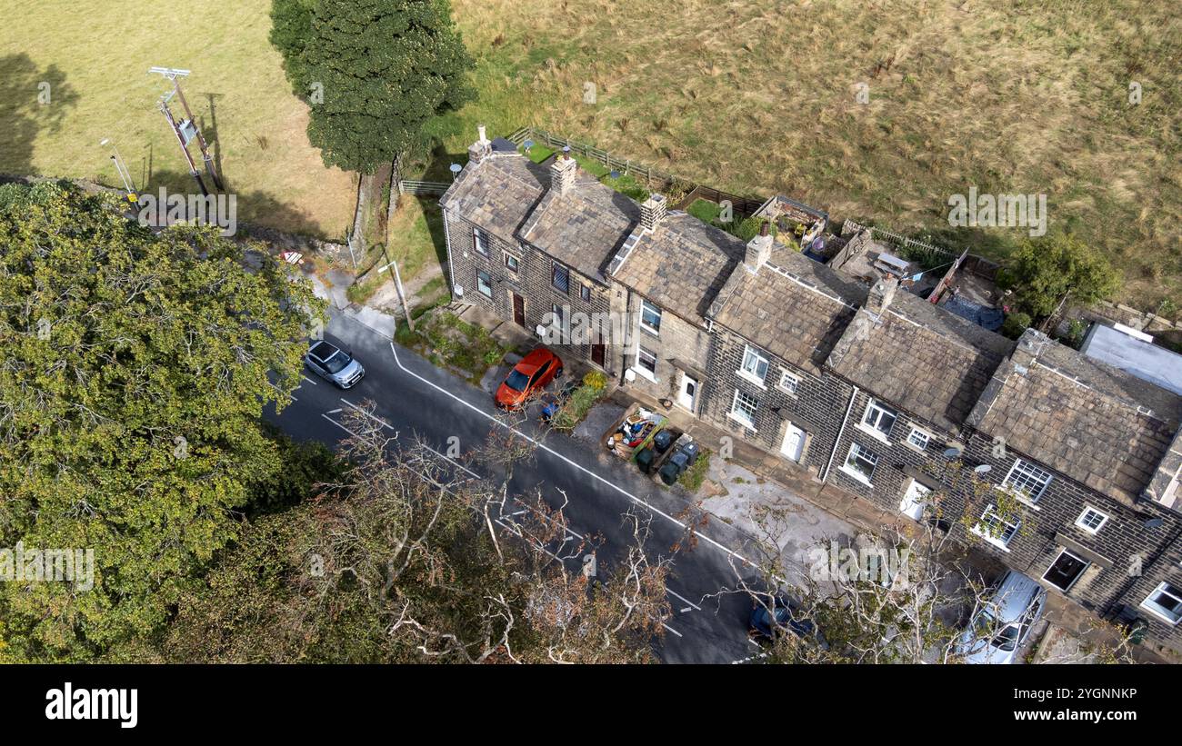 Photo de drone aérienne du magnifique village de East Morton à Keighley dans le Yorkshire au Royaume-Uni, montrant d'anciennes rangées historiques de maison mitoyenne traditionnelle Banque D'Images