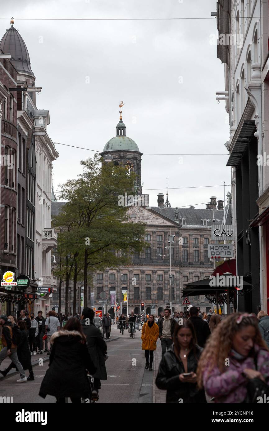 Amsterdam, NL, 10 OCT 2021 : le Palais Royal d'Amsterdam est situé sur le côté ouest de la place du Dam dans le centre d'Amsterdam, en face du Mémo de guerre Banque D'Images