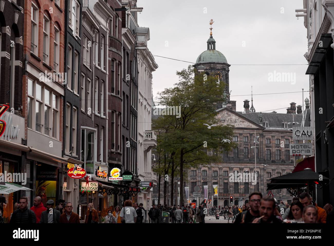Amsterdam, NL, 10 OCT 2021 : le Palais Royal d'Amsterdam est situé sur le côté ouest de la place du Dam dans le centre d'Amsterdam, en face du Mémo de guerre Banque D'Images