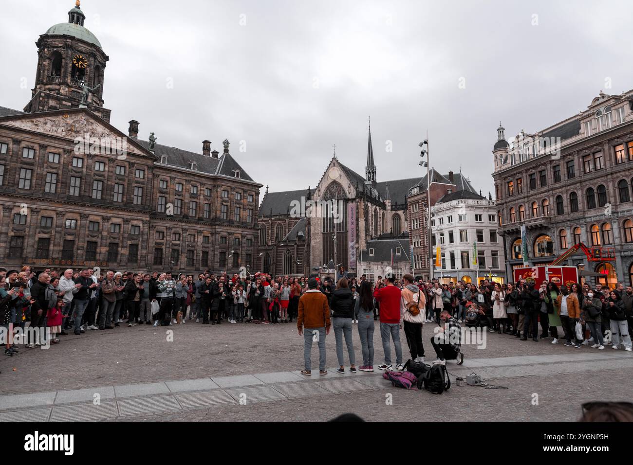 Amsterdam, NL, 10 OCT 2021 : le Palais Royal d'Amsterdam est situé sur le côté ouest de la place du Dam dans le centre d'Amsterdam, en face du Mémo de guerre Banque D'Images