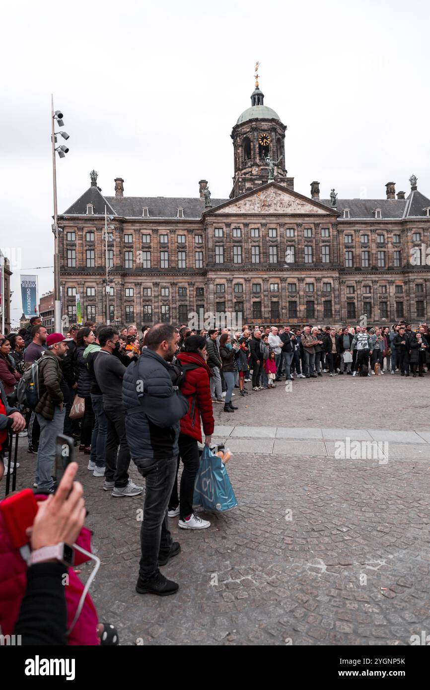 Amsterdam, NL, 10 OCT 2021 : le Palais Royal d'Amsterdam est situé sur le côté ouest de la place du Dam dans le centre d'Amsterdam, en face du Mémo de guerre Banque D'Images