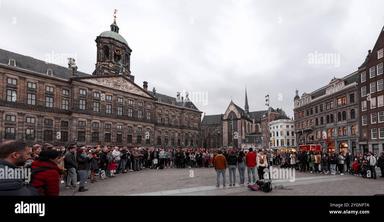 Amsterdam, NL, 10 OCT 2021 : le Palais Royal d'Amsterdam est situé sur le côté ouest de la place du Dam dans le centre d'Amsterdam, en face du Mémo de guerre Banque D'Images