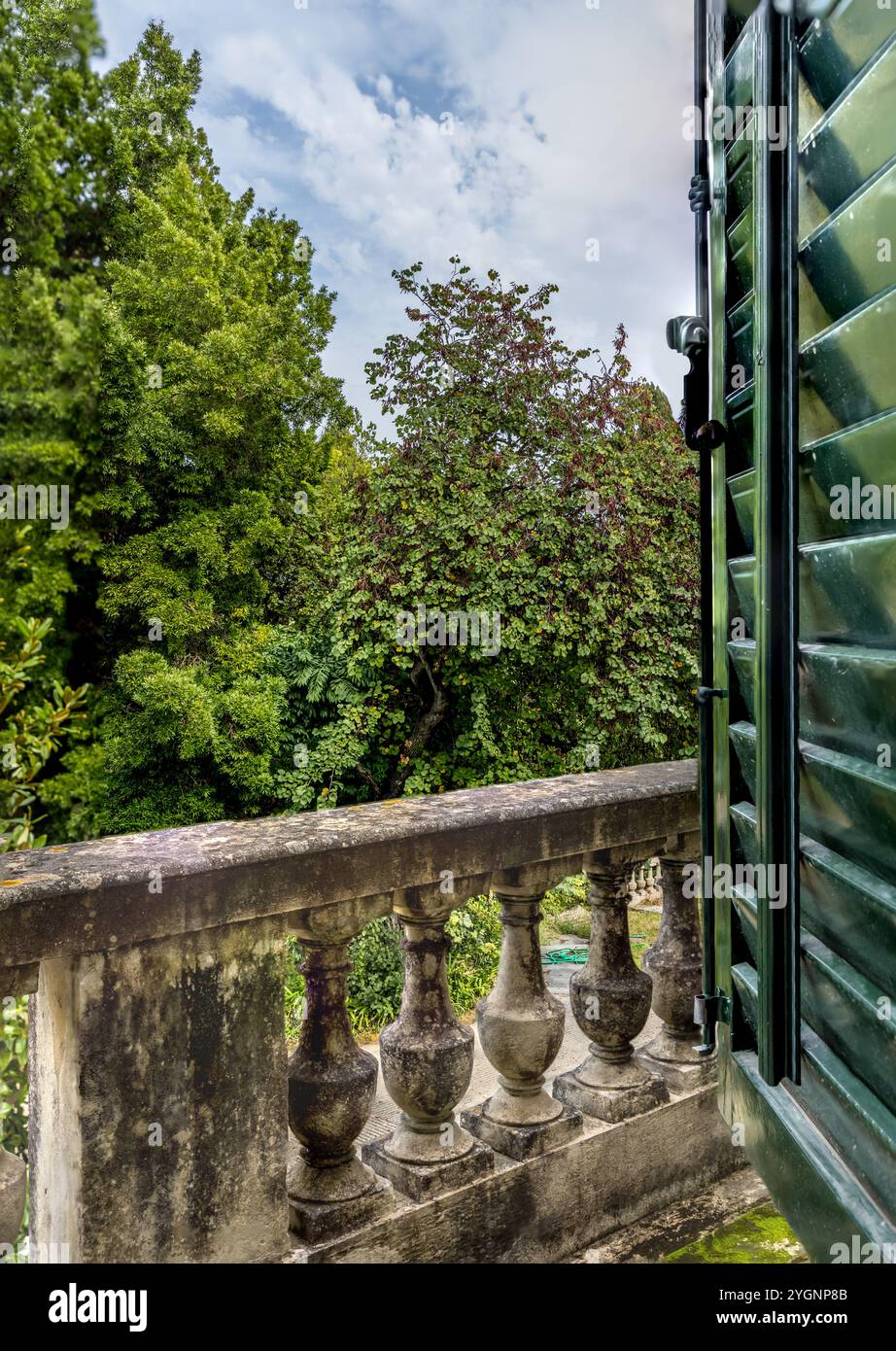 Balcon avec une balustrade en pierre d'un ancien palais historique menant à un parc Banque D'Images