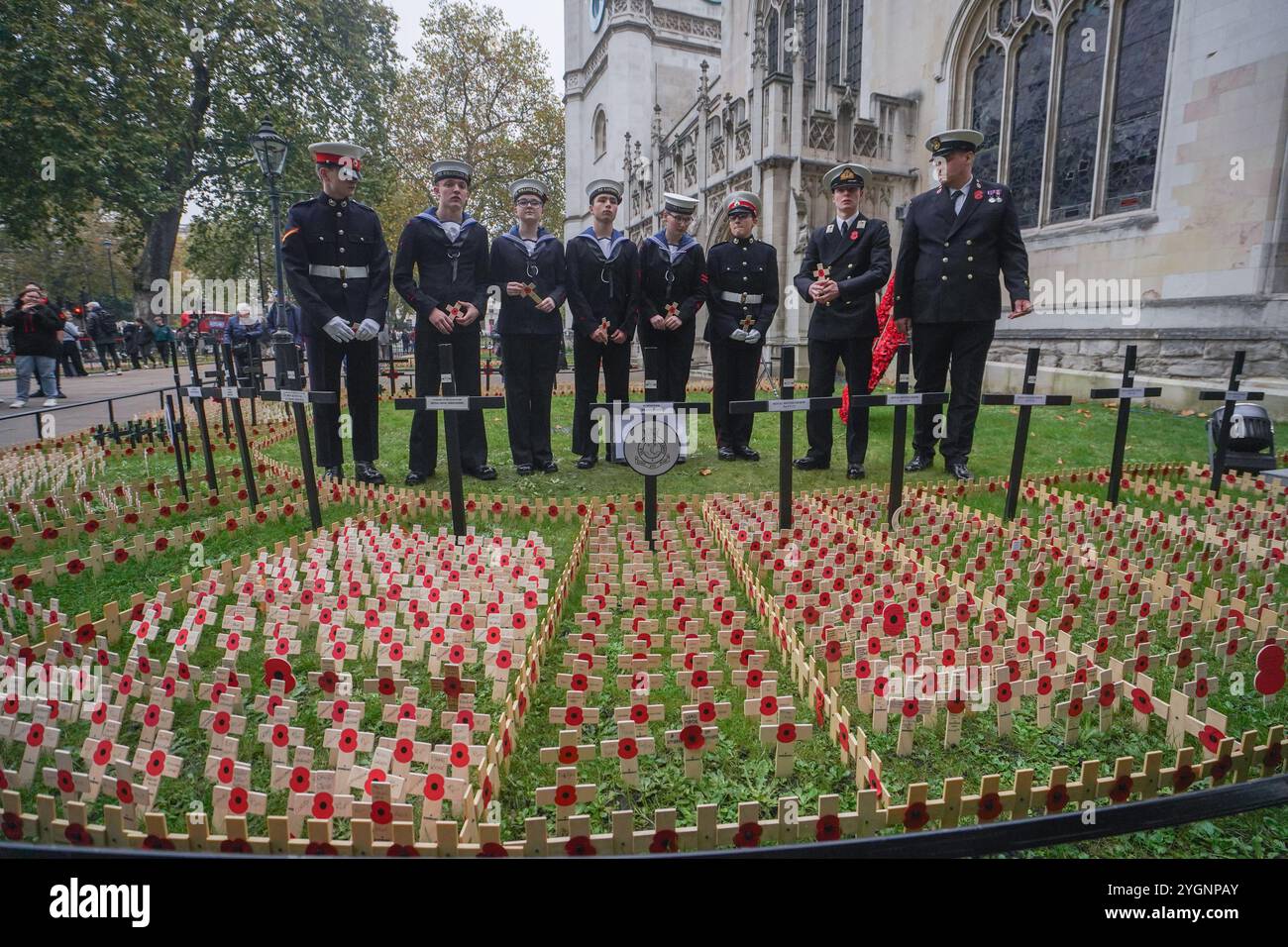 Londres, Royaume-Uni. 8 novembre 2024 Cadets de la mer du navire d'entraînement TS Wrangler Plant Crossings au champ du souvenir de l'abbaye de Westminster. Le champ du souvenir a été officiellement ouvert jeudi par SAR la duchesse de Gloucester alors que la Grande-Bretagne se prépare au Service national du souvenir au cénotaphe de Whitehall le dimanche 10 novembre pour rendre hommage au sacrifice des soldats britanniques et du Commonwealth, marins, aviateurs et femmes qui ont servi. Crédit. Amer Ghazzal/Alamy Live News Banque D'Images