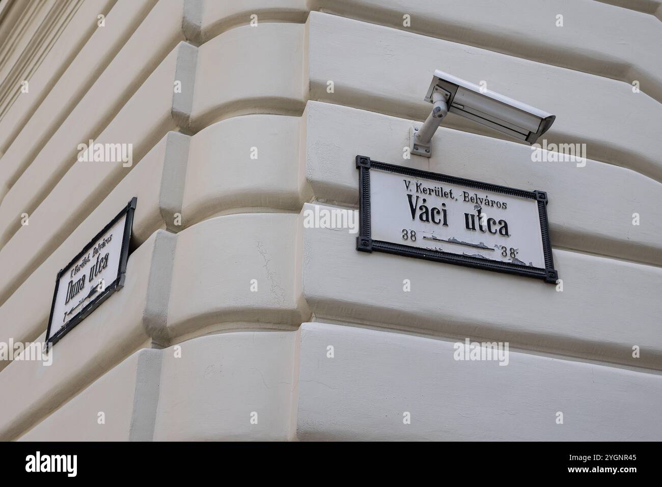 Panneau de signalisation et de surveillance à Budapest Corner, l'une des principales rues commerçantes emblématiques de Budapest - Hongrie. Banque D'Images