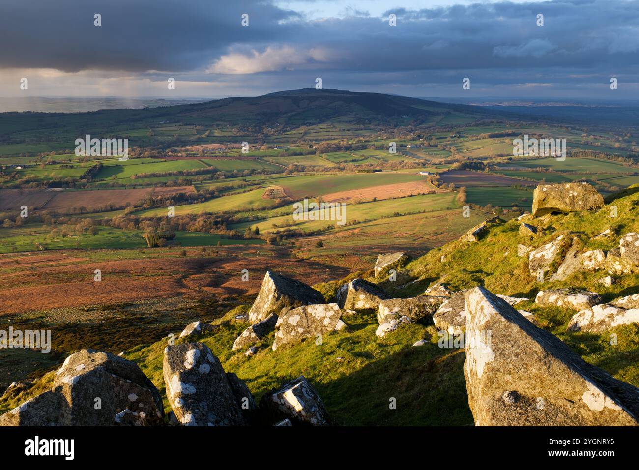 Brown Clee Hill, le point culminant du Shropshire, vue depuis la colline voisine de Titterstone Clee Hill. Banque D'Images