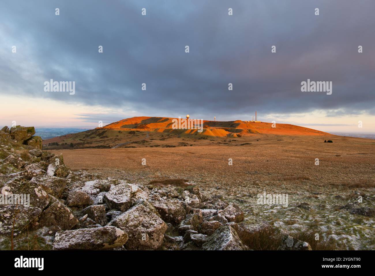 Vue au lever du soleil sur Titterstone Clee Hill depuis Hoar Edge, paysage national de Shropshire Hills Banque D'Images