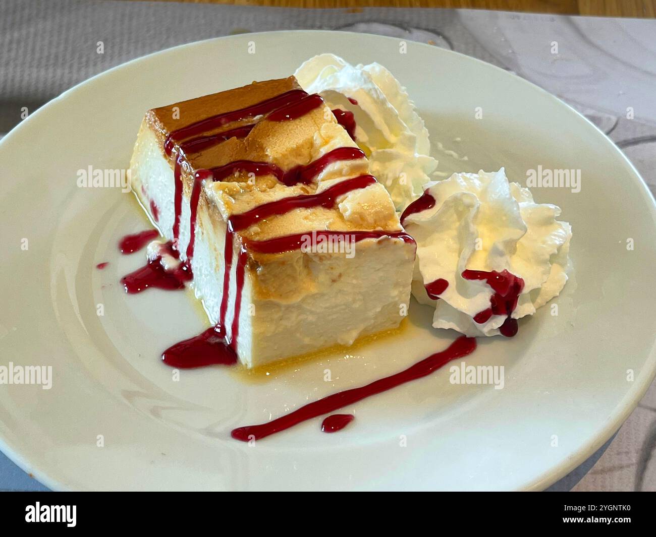 Gâteau au fromage au sirop de framboise. Banque D'Images