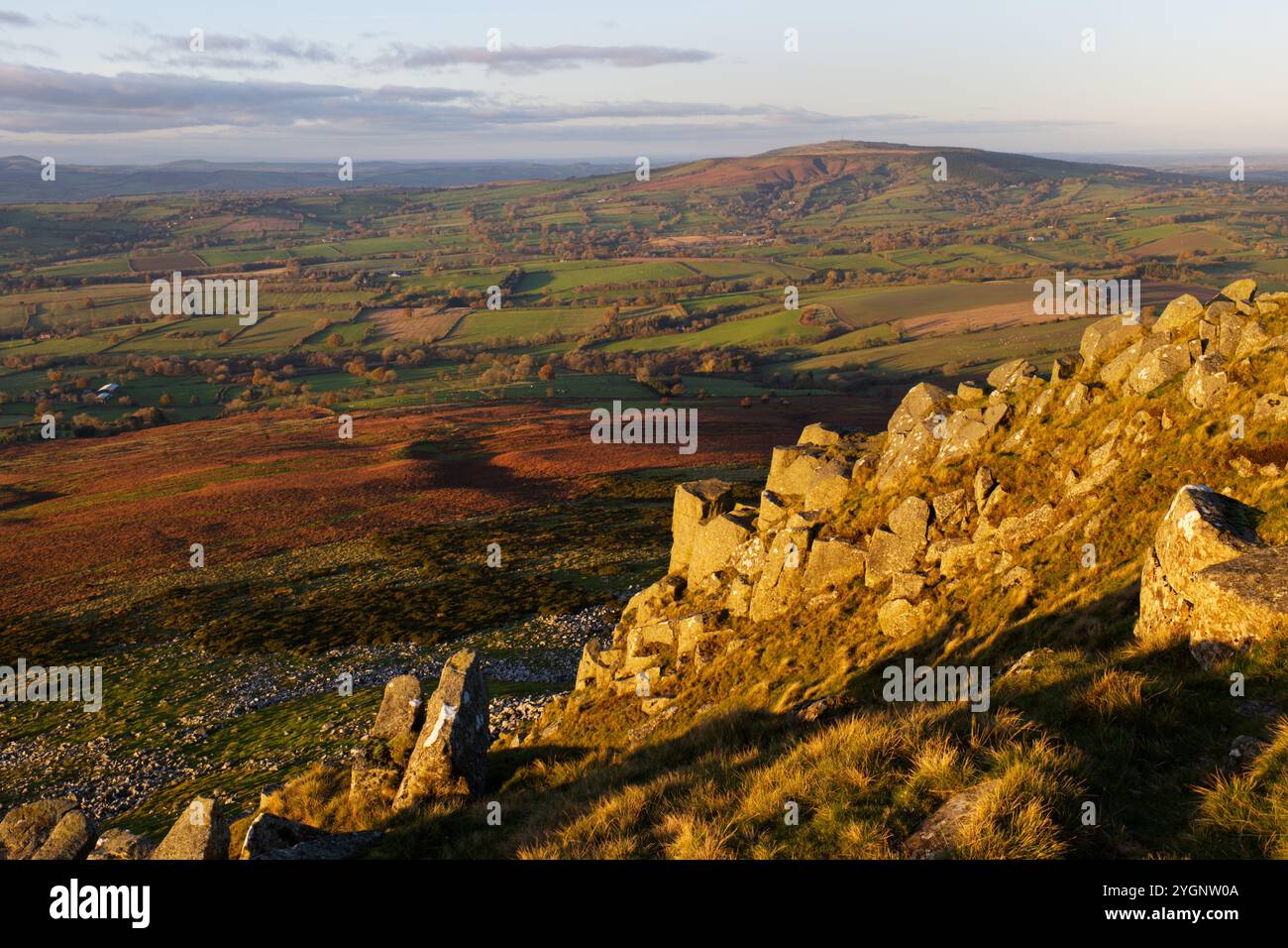 Brown Clee Hill, le point culminant du Shropshire, vue depuis la colline voisine de Titterstone Clee Hill. Banque D'Images