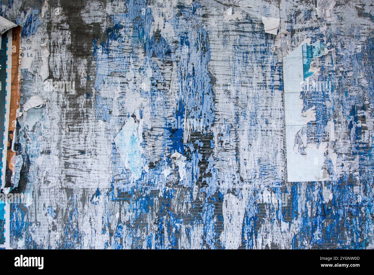 Fond bleu avec des papiers pelables ruinés - texture abstraite Banque D'Images