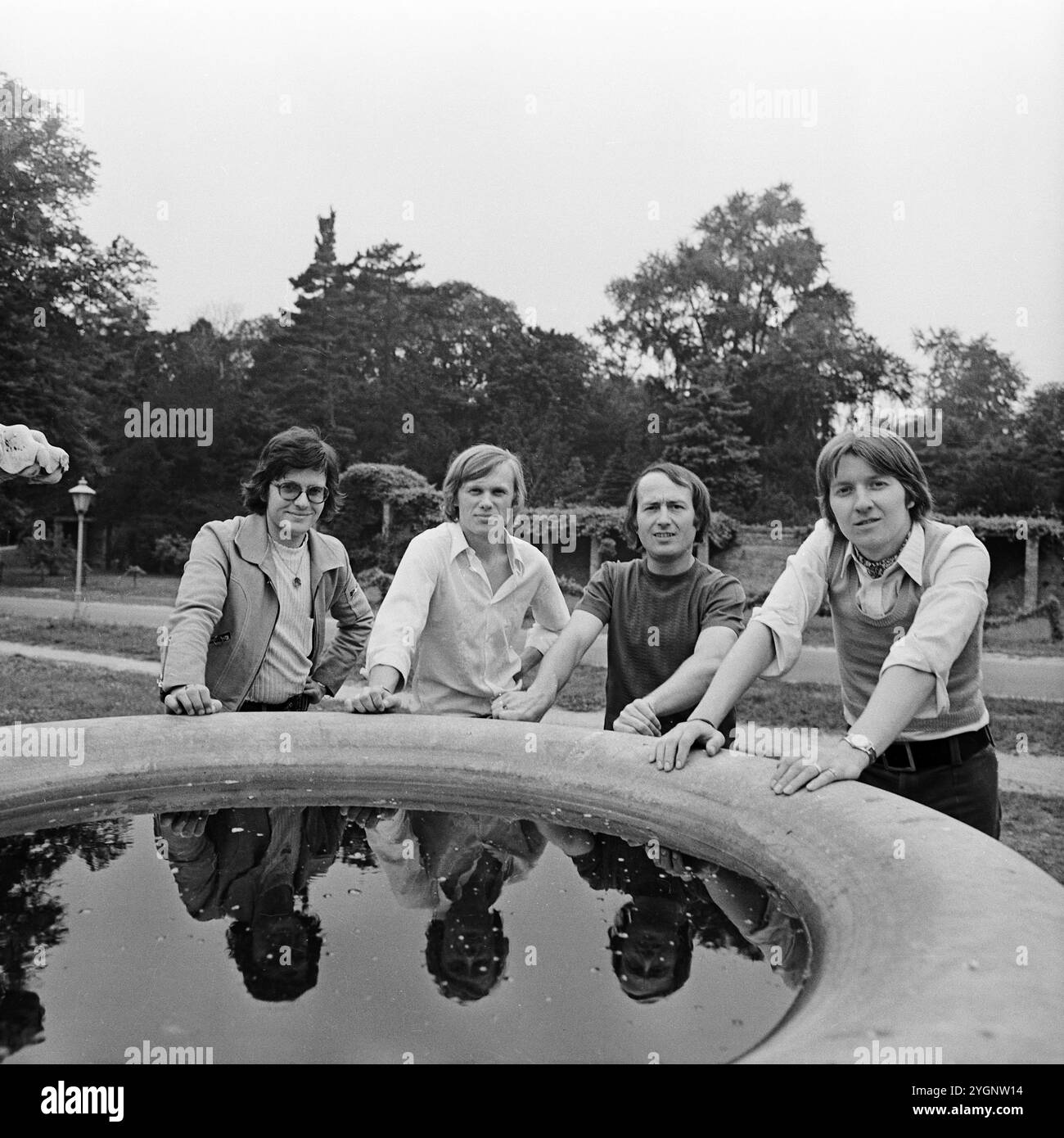 Der tschechische Schauspieler, Stepptänzer und Sänger Jiri Korn (Jiří Korn, 2.v.l.) mit seiner Band 'Olympic', BEI der er von 1971-72 Mitglied War, beim Fotoshooting während eines Aufenthaltes in der DDR in den frühen 1970er Jahren. Banque D'Images