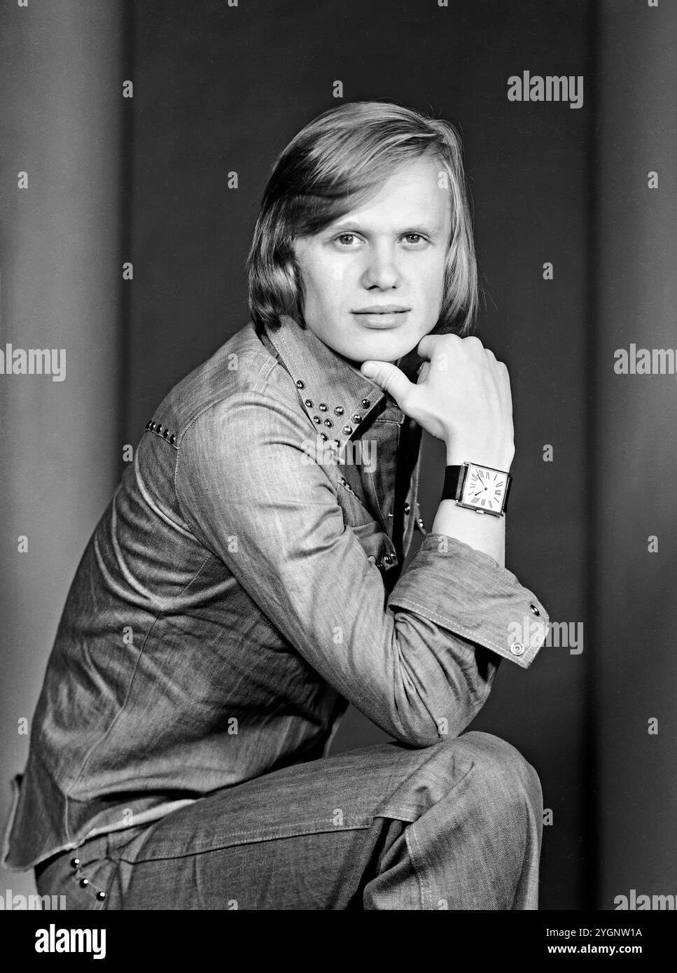 Der tschechische Schauspieler, Stepptänzer und Sänger Jiri Korn (Jiří Korn) beim Fotoshooting während eines Aufenthaltes in der DDR. Korn War in den 1970er und 80er Jahren regelmäßiger Gast in der Show 'Ein Kessel Buntes' im Ost-Berliner Friedrichstadt-Palast, DDR frühe 1970er Jahre. Banque D'Images