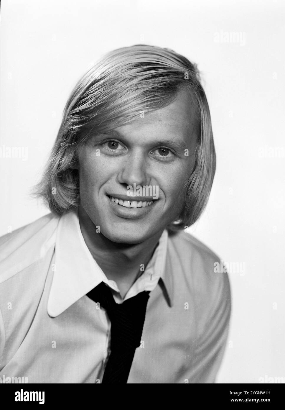 Der tschechische Schauspieler, Stepptänzer und Sänger Jiri Korn (Jiří Korn) beim Fotoshooting während eines Aufenthaltes in der DDR. Korn War in den 1970er und 80er Jahren regelmäßiger Gast in der Show 'Ein Kessel Buntes' im Ost-Berliner Friedrichstadt-Palast, DDR frühe 1970er Jahre. Banque D'Images