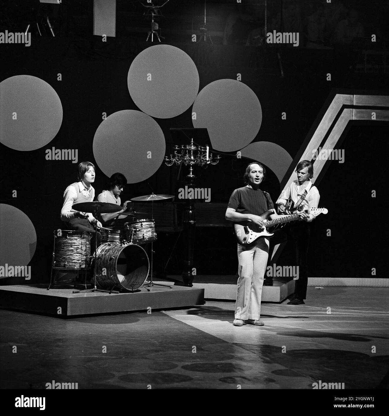 Der tschechische Schauspieler, Stepptänzer und Sänger Jiri Korn (Jiří Korn, 1.v.l.) mit seiner Band 'Olympic', BEI der er von 1971-72 Mitglied War, BEI einem Auftritt in Potsdam, DDR frühe 1970er Jahre. Banque D'Images