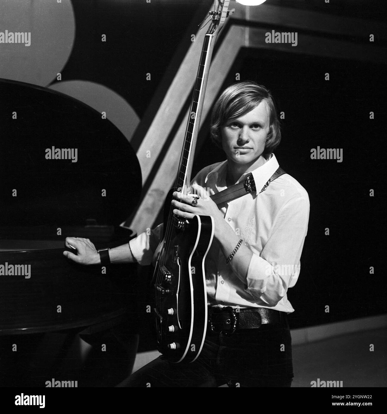 Der tschechische Schauspieler, Stepptänzer und Sänger Jiri Korn (Jiří Korn) mit seiner Gitarre am Rande des Auftritts mit seiner Band 'Olympic', BEI der er von 1971-72 Mitglied War, in Potsdam, DDR frühe 1970er Jahre. Banque D'Images