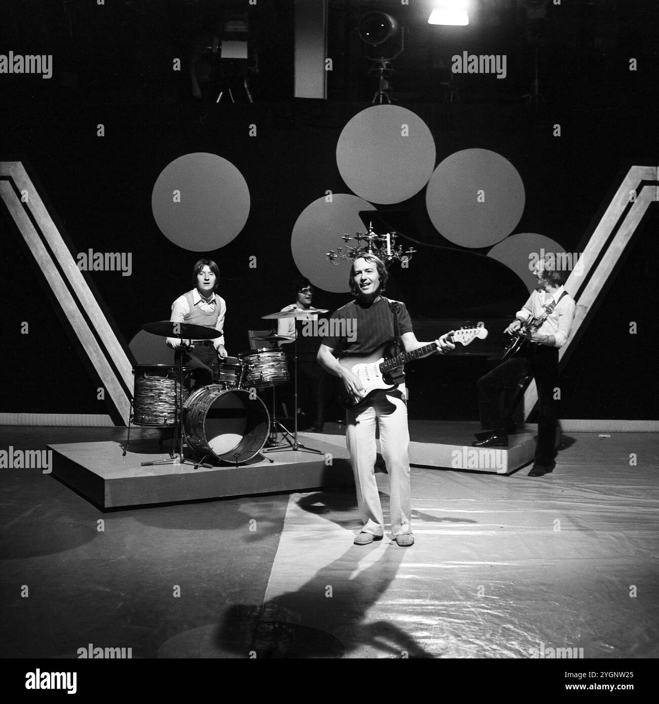 Der tschechische Schauspieler, Stepptänzer und Sänger Jiri Korn (Jiří Korn, 1.v.l.) mit seiner Band 'Olympic', BEI der er von 1971-72 Mitglied War, BEI einem Auftritt in Potsdam, DDR frühe 1970er Jahre. Banque D'Images