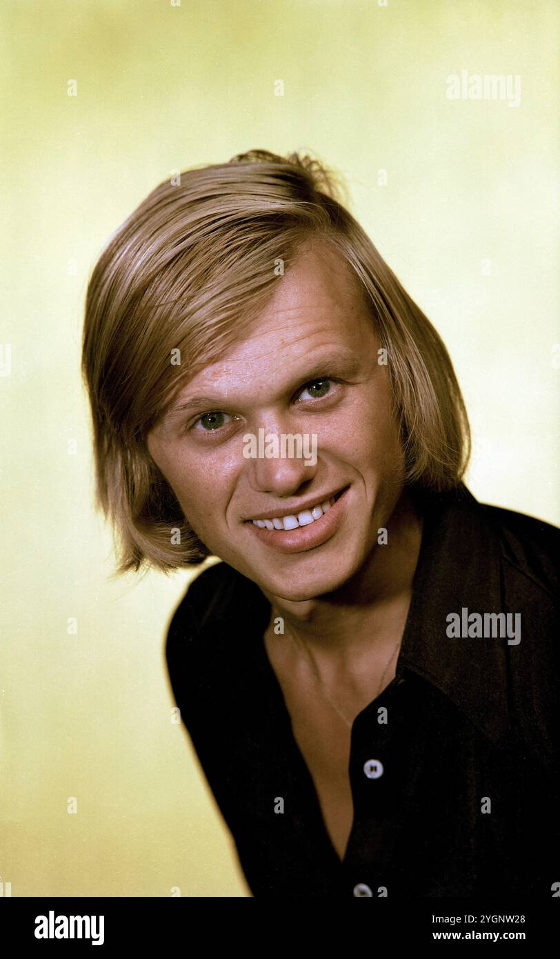 Der tschechische Schauspieler, Stepptänzer und Sänger Jiri Korn (Jiří Korn) beim Fotoshooting während eines Aufenthaltes in der DDR. Korn War in den 1970er und 80er Jahren regelmäßiger Gast in der Show 'Ein Kessel Buntes' im Ost-Berliner Friedrichstadt-Palast, DDR frühe 1970er Jahre. Banque D'Images